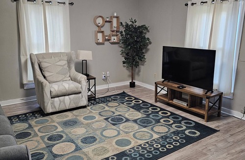 Williamstown House | Beautiful 2-bedroom house in charming Williamstown. Miles from The Ark Encounter
