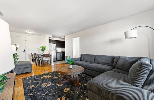 North Brookline Apartment | Beautiful 2bd/1.5ba Next to BU 74c3