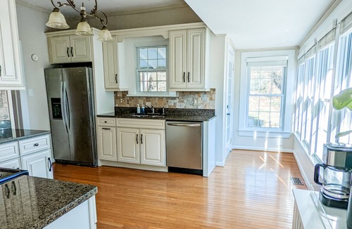 Marion House | Beautiful 2bd/2ba house in Downtown Marion minutes to Blueridge Pkwy/Lake James