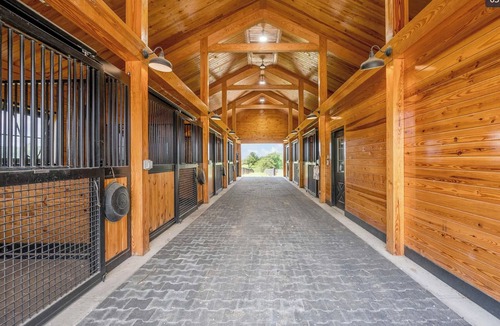 Georgetown House | Beautiful 4+-bedroom house near KHP, with show barn stables and indoor arena.