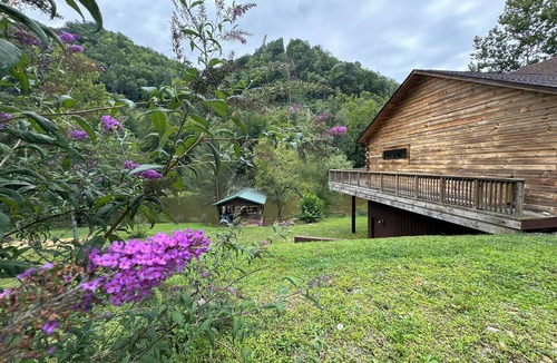 Maysel Cabin | Beautiful Log cabin, River side, dual fire places, breathtaking views, WiFi