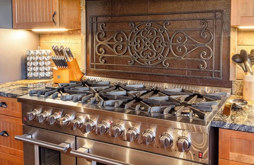 Wolf Laurel Cabin | Beautiful Log Home with Hot Tub, Sauna + Stunning Mountain Views – Featured on HGTV & Disney!