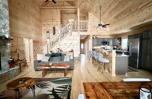 Lake Lure House | Beautiful NEW 5 br 4 bath Log cabin with PRIVATE HOT TUB overlooking Lake Lure