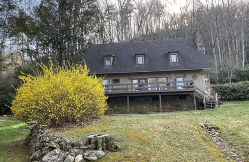 Canton House | Beautiful River & Creekfront Chalet near Waynesville & GSMNP! Fast Free WiFi!
