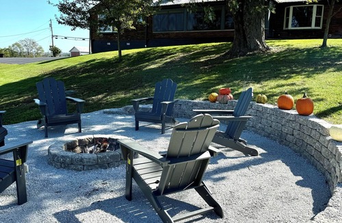 De Mossville House | Beautiful, spacious, country home. Close to The Ark! Hot-Tub! Pet-Friendly!