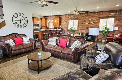 Lowell House | Beaver Lake House: Walk to Marina