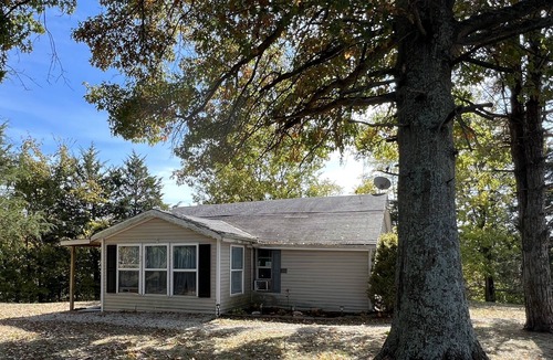 Jonesville Cottage | Bee Our Guests! Country setting close to the Ark 1950’s house. Relax