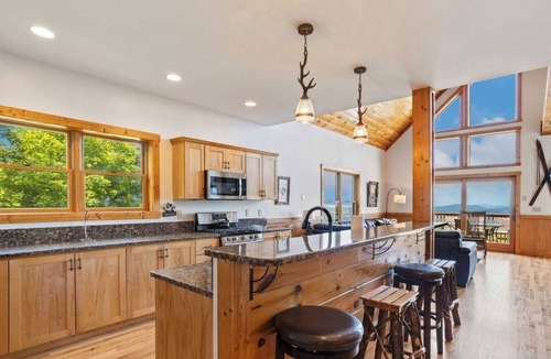 Beech Mountain Cabin | Beech Mountain 6BR Retreat! Pool Table, Shuffleboard, 3 Master Suites & Panoramic Views