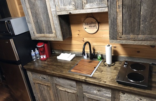 Stanton Cabin | BEST CABIN EVER!-IN THE WOODS-SUPER CLEAN-HOT TUB-PAVED ROAD-NATURAL BRIDGE PARK