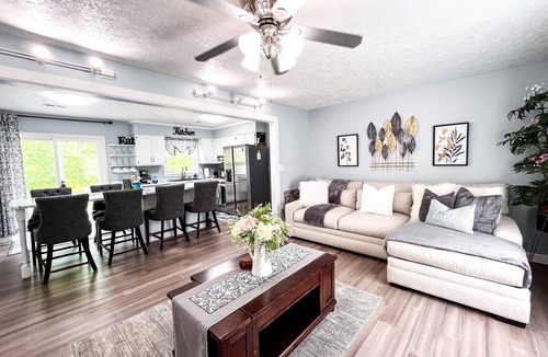 Stanton House | Bhie Lovely Hideaway | RRG | Peaceful | Cozy Stay. Stanton location, just steps from Kroger and a short 15-minute drive to Natural Bridge. Ideal home base for hikers + climbers, featuring a modern kitchen, firepit, grill, covered patio