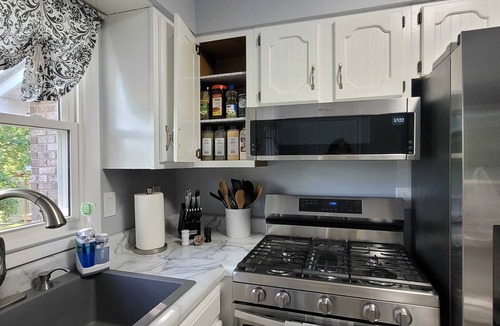 Stanton House | Bhie Lovely Hideaway | RRG | Peaceful | Cozy Stay. Stanton location, just steps from Kroger and a short 15-minute drive to Natural Bridge. Ideal home base for hikers + climbers, featuring a modern kitchen, firepit, grill, covered patio