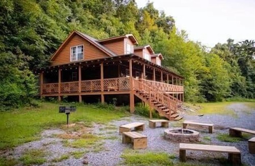 Walland Cabin | Big-Group Cabin Sleeps 18 | Wooded · Private · Near GSMNP