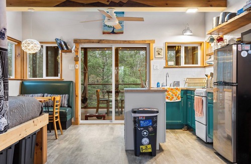 Rogers Cabin | Big Leaf: a cleverly designed off-grid cabin for climbers and hikers alike