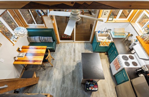 Rogers Cabin | Big Leaf: a cleverly designed off-grid cabin for climbers and hikers alike