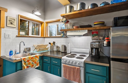 Rogers Cabin | Big Leaf: a cleverly designed off-grid cabin for climbers and hikers alike