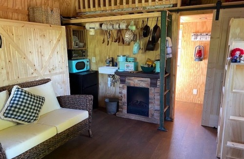 Hamersville Cabin | Big Mike's Cabin on the lake, next to ball diamonds nestled in 3 -cabin village