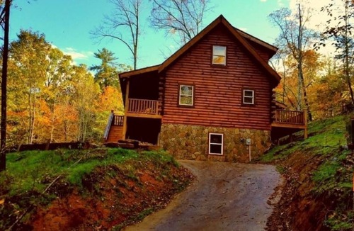 Lake Lure Cabin | Big, private Log Cabin/Mountains/HOT TUB/pet/canoe