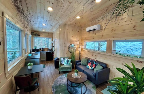 Slade Cabin | Bigfoot's Bluff | Hot Tub| Forest Canopy Cabin RRG | Located 5 Min From Nada Tunnel!