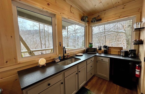 Slade Cabin | Bigfoot's Bluff | Hot Tub| Forest Canopy Cabin RRG | Located 5 Min From Nada Tunnel!