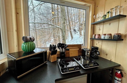 Slade Cabin | Bigfoot's Bluff | Hot Tub| Forest Canopy Cabin RRG | Located 5 Min From Nada Tunnel!
