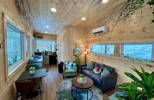 Slade House | Bigfoot's Bluff - Hot Tub- Forest Canopy Cabin RRG - Located 5 Min From Nada Tunnel