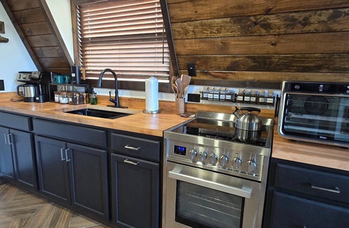 Mountain City House | Bigfoots Lair- private home with hot tub, sauna, views, pets welcome