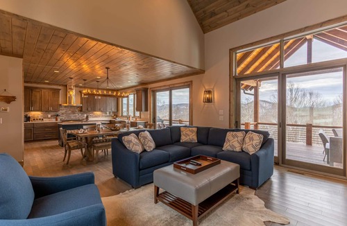 Banner Elk Cabin | Birds Nest Retreat - Eagles Nest Village, hot tub, views, outdoor fireplace!
