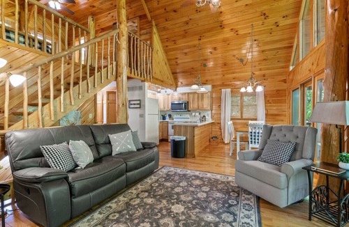 Slade Cabin | Birdsong- Hot Tub, Game Room, Firepit, WiFi, 8 mins to Natural Bridge