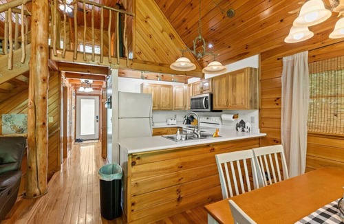 Slade Cabin | Birdsong- Hot Tub, Game Room, Firepit, WiFi, 8 mins to Natural Bridge
