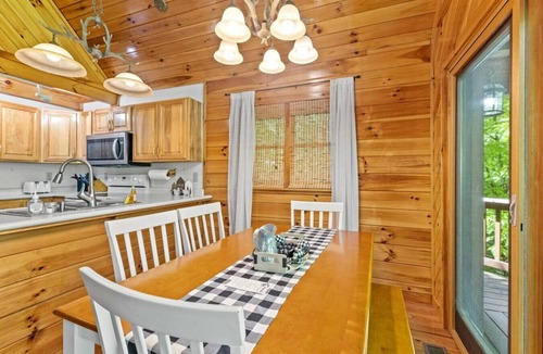 Slade Cabin | Birdsong- Hot Tub, Game Room, Firepit, WiFi, 8 mins to Natural Bridge
