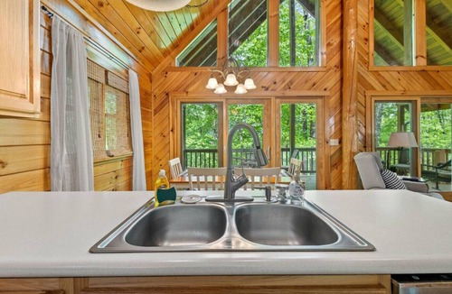 Slade Cabin | Birdsong- Hot Tub, Game Room, Firepit, WiFi, 8 mins to Natural Bridge