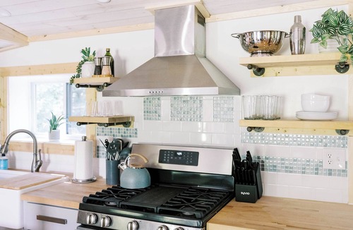 Black Mountain Cottage | Black Mtn Cottage w/hot tub + dog friendly - 20 min to Asheville