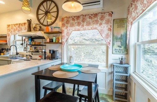 Blowing Rock Cottage | Blue Ridge Blowing Rock Cottage, Hot Tub, Pond, Acres to Explore! Close to App Ski Mountain!
