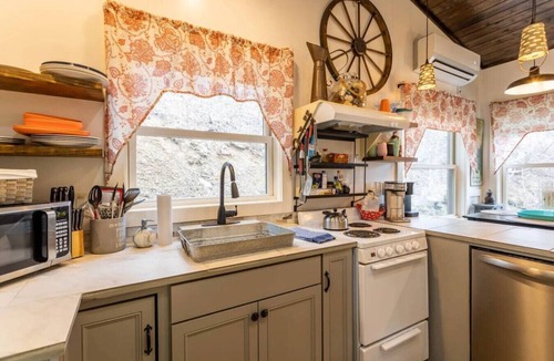 Blowing Rock Cottage | Blue Ridge Blowing Rock Cottage, Hot Tub, Pond, Acres to Explore! Close to App Ski Mountain!
