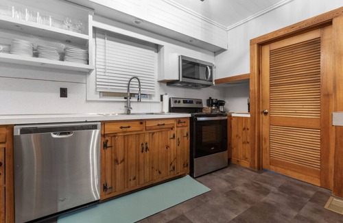 Blowing Rock Cottage | Blue Ridge Blowing Rock Farmhouse at Doe Creek, Hot Tub, Pond, Acres to Explore! Close to App Ski Mtn!