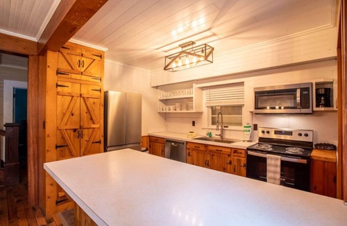 Blowing Rock Cottage | Blue Ridge Blowing Rock Farmhouse at Doe Creek, Hot Tub, Pond, Acres to Explore! Close to App Ski Mtn!