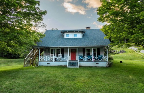 Blowing Rock Cottage | Blue Ridge Blowing Rock Farmhouse at Doe Creek, Hot Tub, Pond, Acres to Explore! Close to App Ski Mtn!