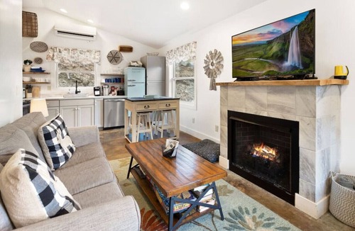 Blowing Rock Cottage | Blue Ridge Blowing Rock Clementine Cottage at Doe Creek - Hot Tub, Pond, Acres to Explore! Close to App Ski Mtn!