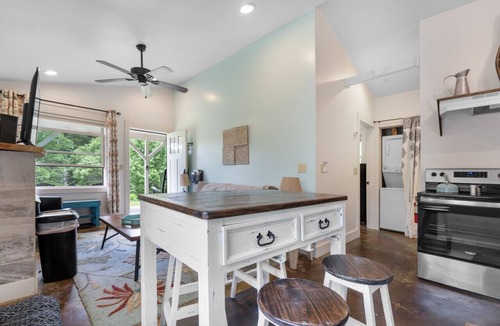 Blowing Rock Cottage | Blue Ridge Blowing Rock Clementine Cottage at Doe Creek - Hot Tub, Pond, Acres to Explore! Close to App Ski Mtn!