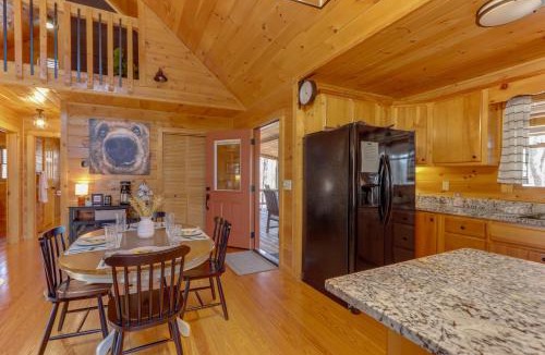 McCaysville House | Blue Ridge Cabin: Hot Tub, Fire Pit & Grill!