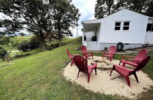 Asheville Cottage | Blue Ridge Mountain Cottage close to everything Asheville has to offer.