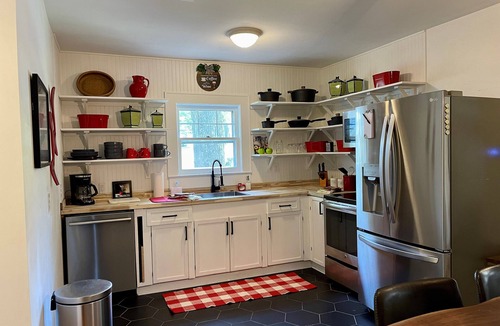 Sylvan Heights Cottage | Blue Ridge Retreat - Peaceful Cottage within easy reach - 1 mile to Downtown.n