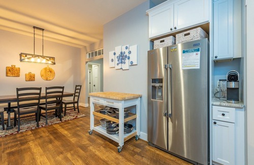 Black Mountain House | Blueberry Grove | Pet Friendly Blueberry Farm Walking Distance to Town!