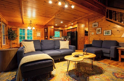 Stanton Cabin | Blues Moon RRG - Hot tub | Wifi | Foosball Table!