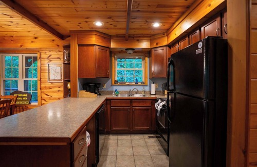 Stanton Cabin | Blues Moon RRG - Hot tub | Wifi | Foosball Table!