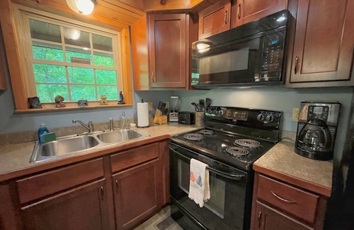 Stanton Cabin | Blues Moon RRG - Hot tub | Wifi | Foosball Table!