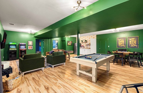 Frankfort House | Bocce Ball Ct, Hot Tub, Game Room, EV Charger, Mins to Buffalo Trace Distillery!