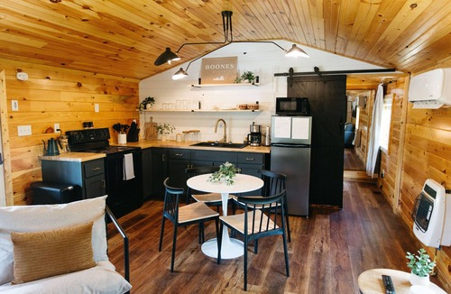 Pine Ridge Cabin | Boone's Bluff RRG- HUMBLE COZY STAY w/Firepit