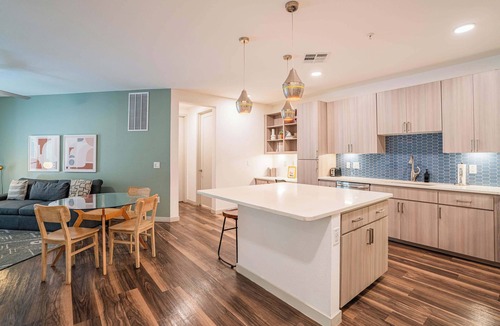 Downtown Phoenix Apartment | Boulevard Stays Modern Roosevelt Row Suite 2BR Pool, Gym 5