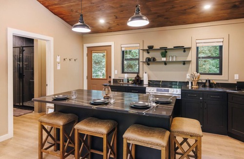 Saint Helens House | Bourbon Silo Cabin | Kings | Sleep 8 | SxS Trailer